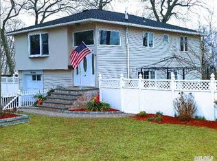 19 Peacock Ln, North Babylon, NY 11703