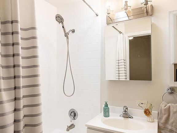 3rd image of 1133 W Drummond Pl APT A2