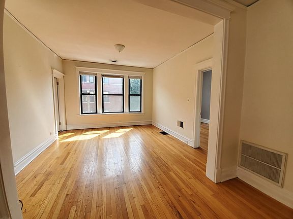 3rd image of 714 W Oakdale Ave APT 2
