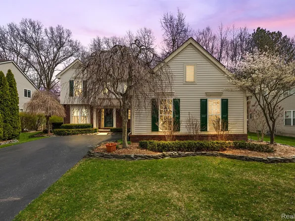 80 Ridge Field Ct, Oxford, MI 48371