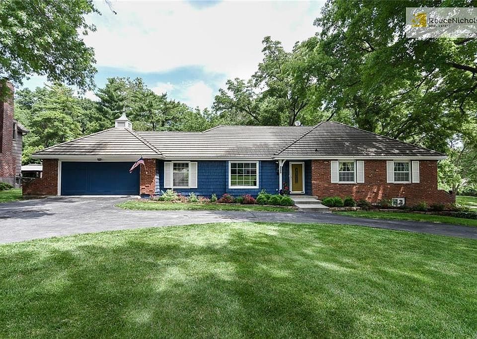 Gorgeous curb appeal!
