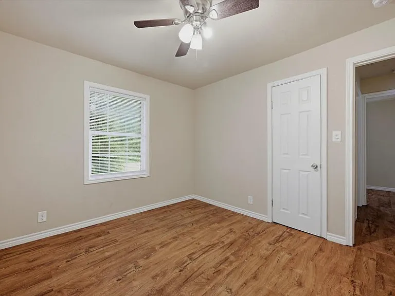 2112 W Bond St — Photo 13