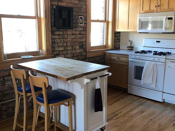 Kitchen cart and stools stay with unit!