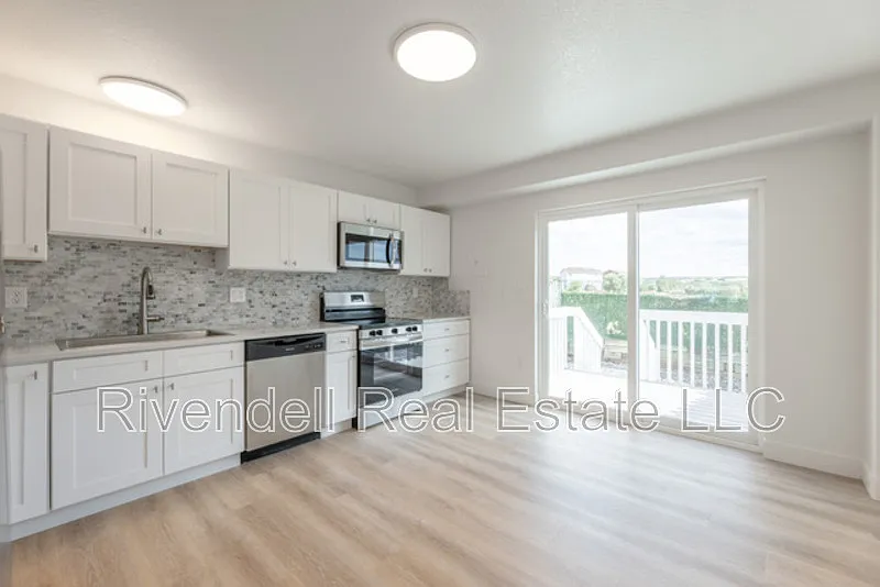 2 bed, 1.5 bath, 1092 sqft, $1,995 — Photo 4