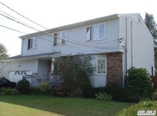 324 Glynn St, North Babylon, NY 11703
