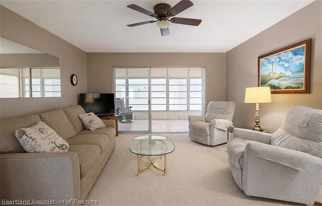 1 bed, 1.0 bath, 882 sqft, $1,000 — Photo 2