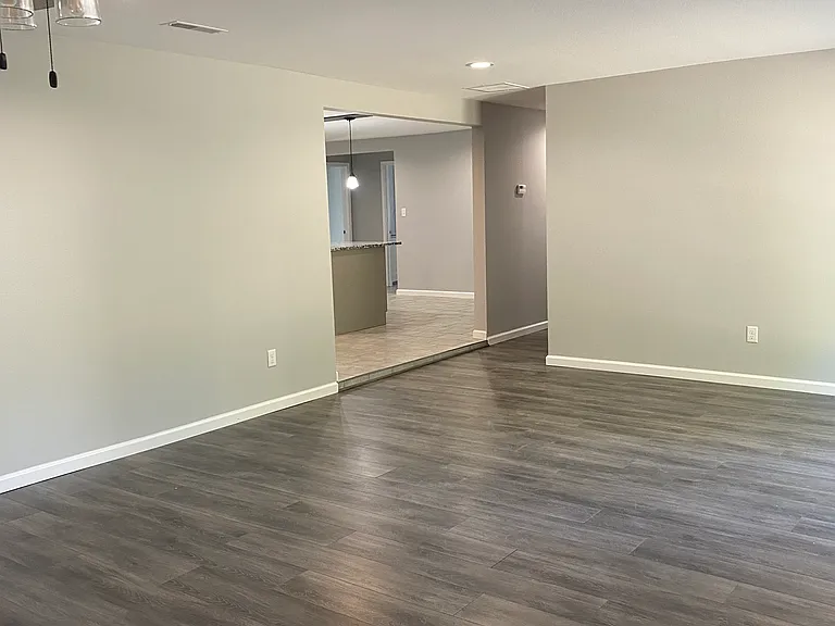 422 E North St — Photo 8