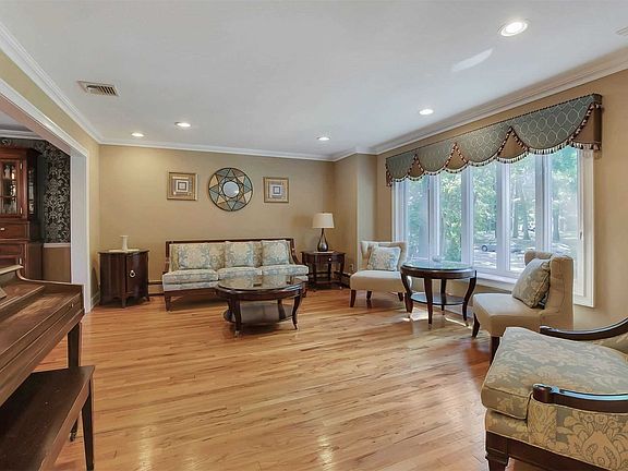 5th image of 5 Village Hill Dr