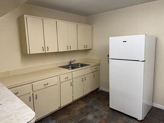 5th image of 1030 W Walnut St APT 106