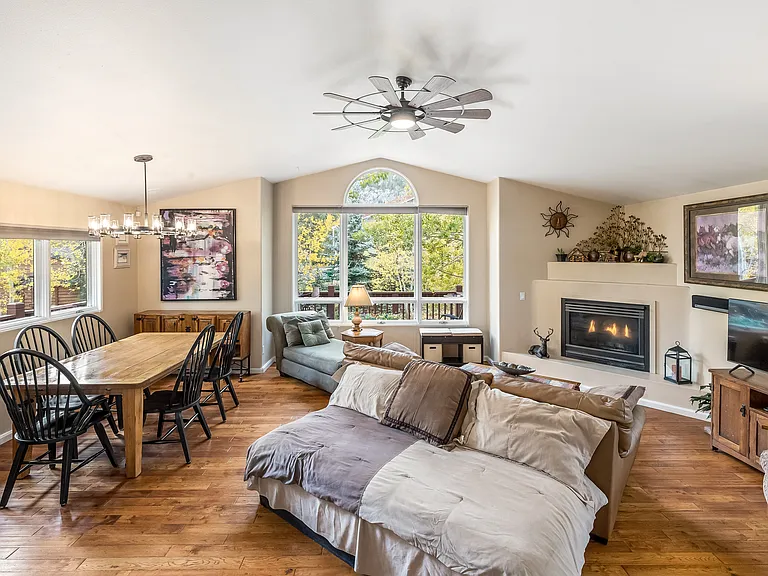 Day bed in the Main Living room for that extra guest you weren't expecting