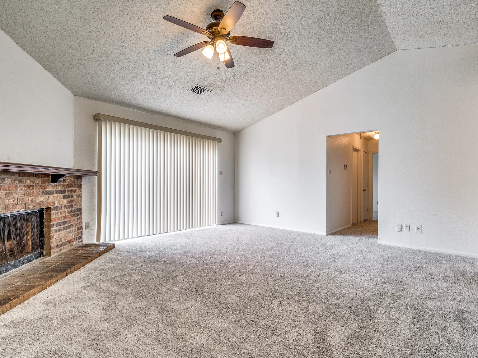 511 Nightshade, very nice 3 /2 home in Arlington — Photo 4