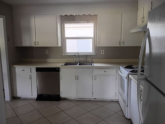 4th image of 1802 E 58th St