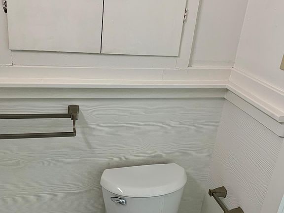 5th image of 423 E Locust St APT 1