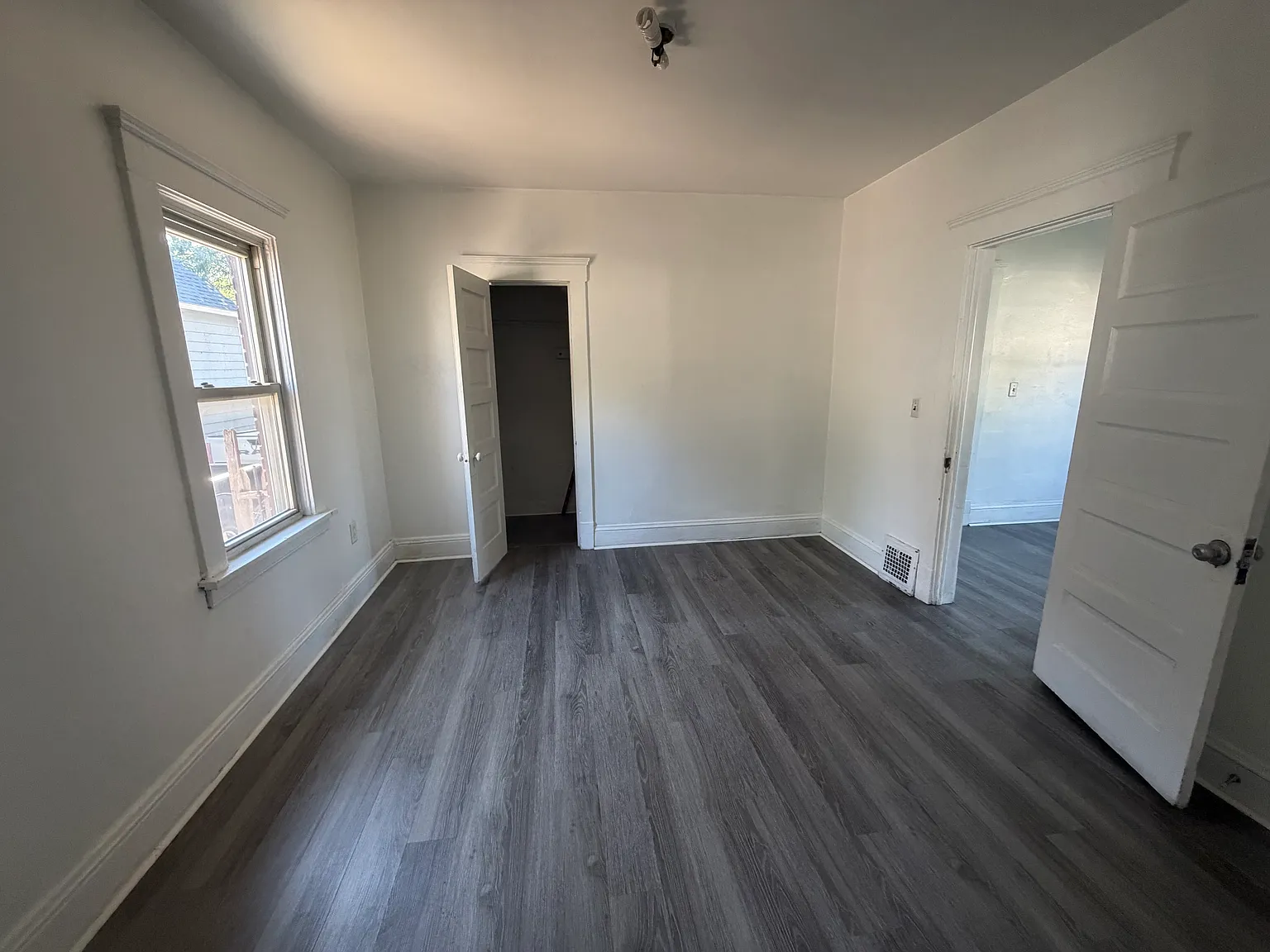 2 bed, 1000 sqft, $1,200 — Photo 3