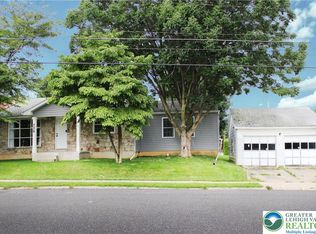 220 Rentzheimer Dr, Hellertown, PA 18055