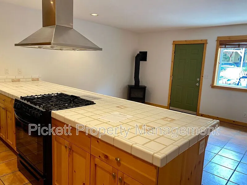 2 bed, 1.5 bath, 1405 sqft, $1,975 — Photo 3