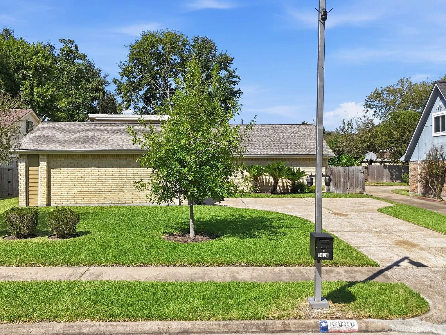 3 bed, 2.0 bath, 1556 sqft, $1,950 — Photo 2