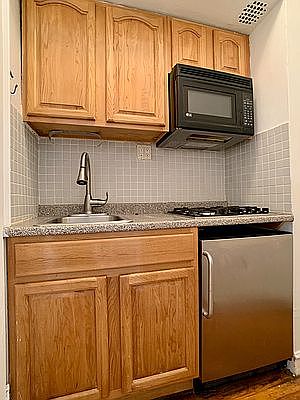 3rd image of 17 W 76th St APT 2A