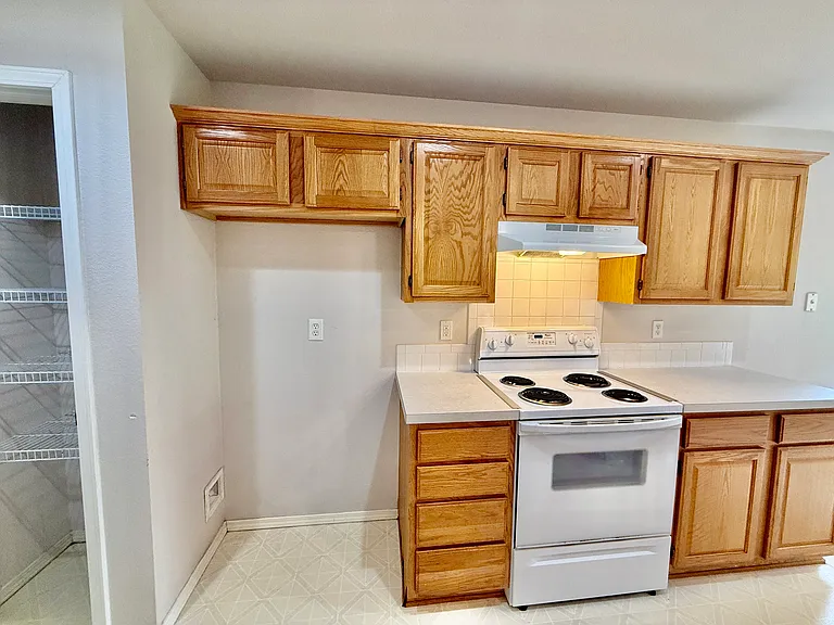 15 Pennine Ln — Photo 8