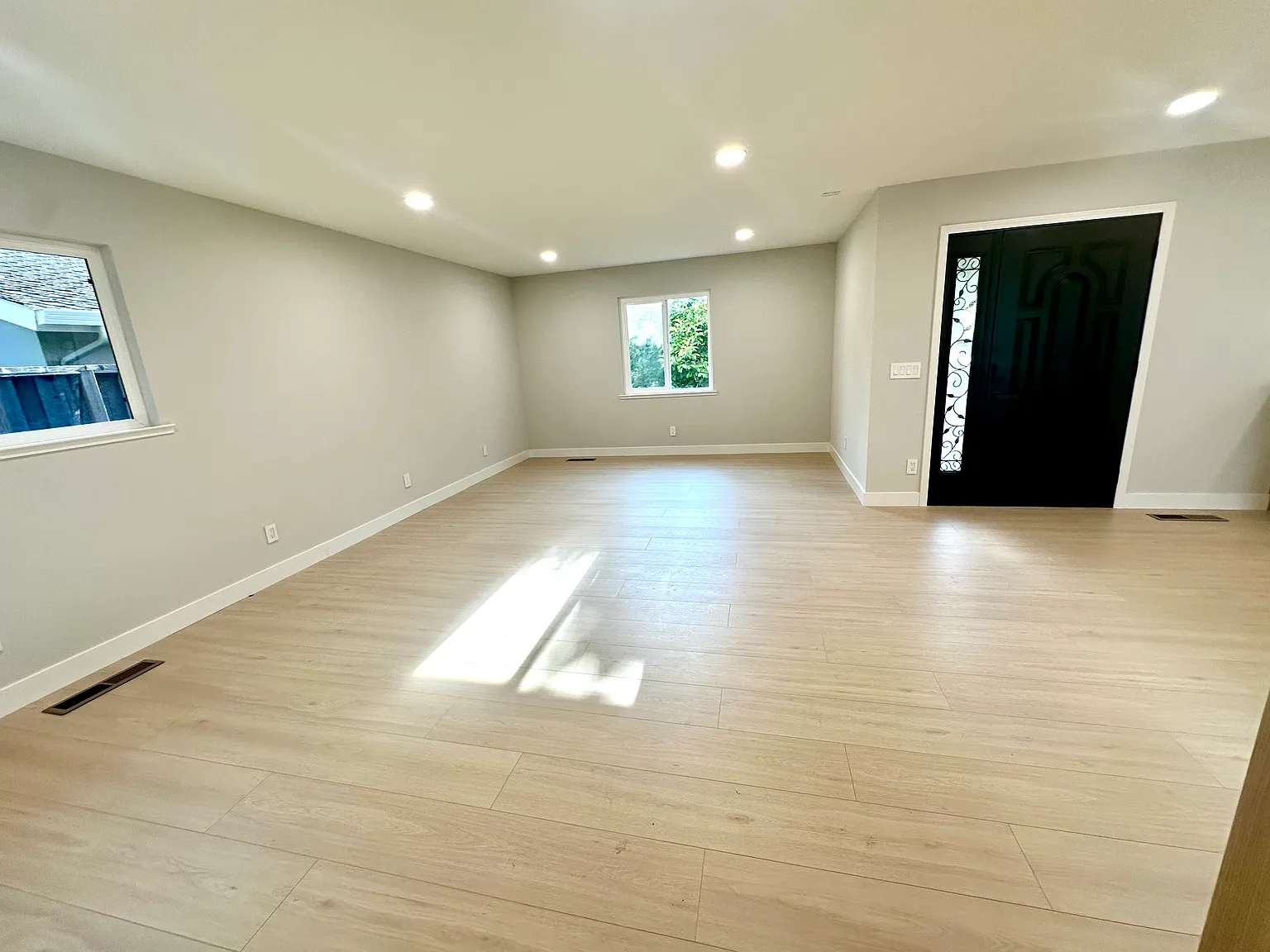 1036 Jacqueline Way — Photo 3