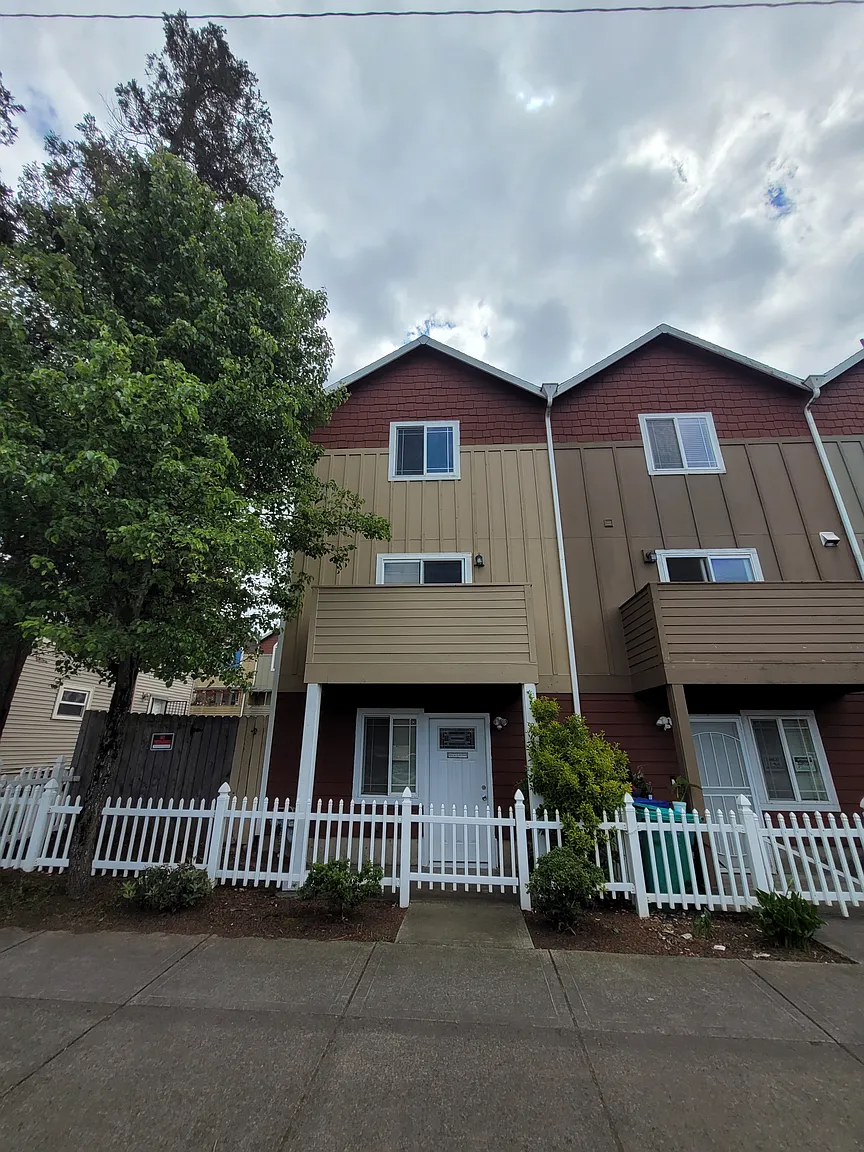 8746 SE Division St photo 1