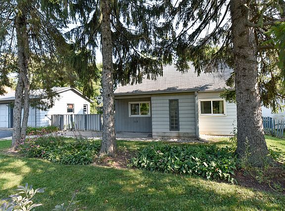 3rd image of 115 E Hawthorne Dr