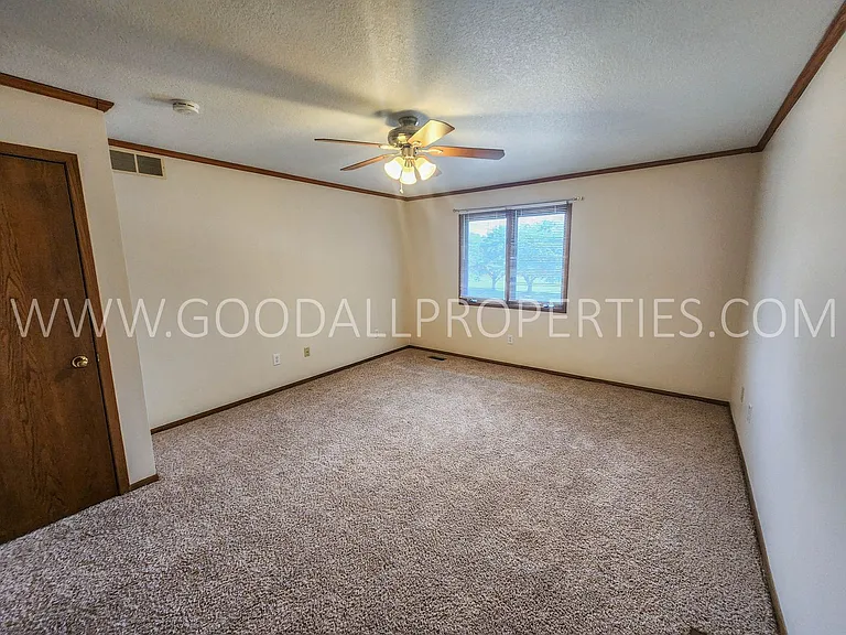 924 Prairie View Dr — Photo 32