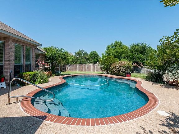 3rd image of 124 Applewood Ln