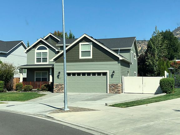 Large Driveway - RV Parking