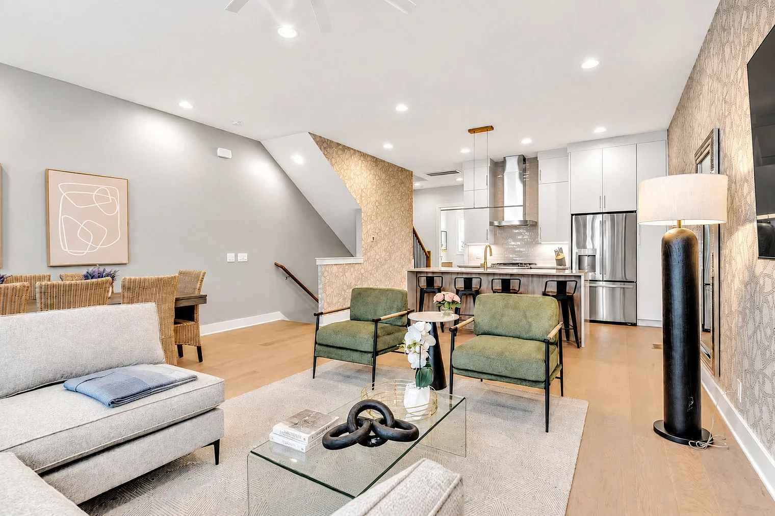 12 bed, 12.0 bath, 5995 sqft, $18,298 — Photo 2