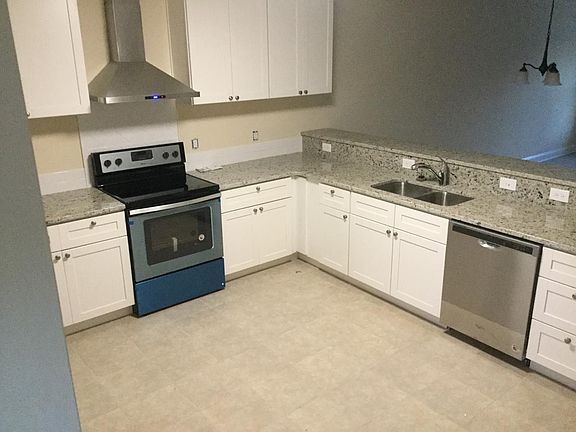 3rd image of 330 Yulan Dr