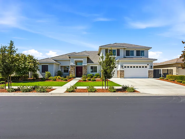 Laverett Way — Photo 1