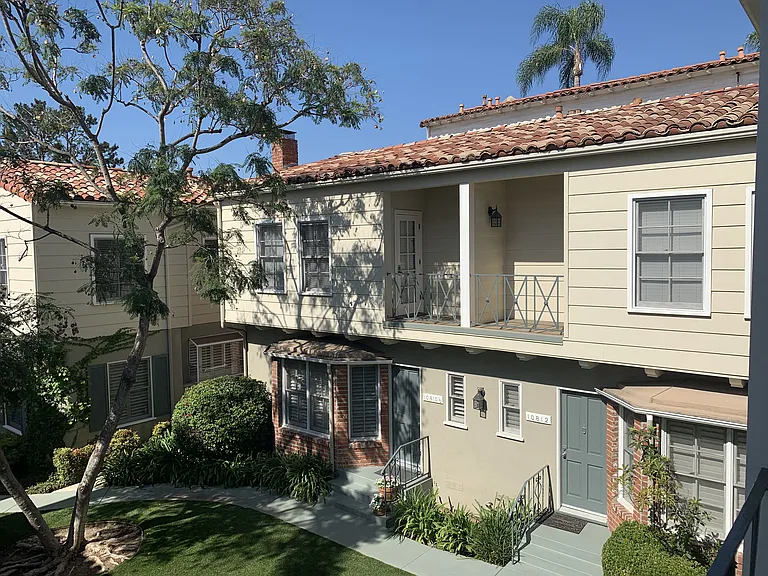 Lindbrook Manor Apartments Courtyard