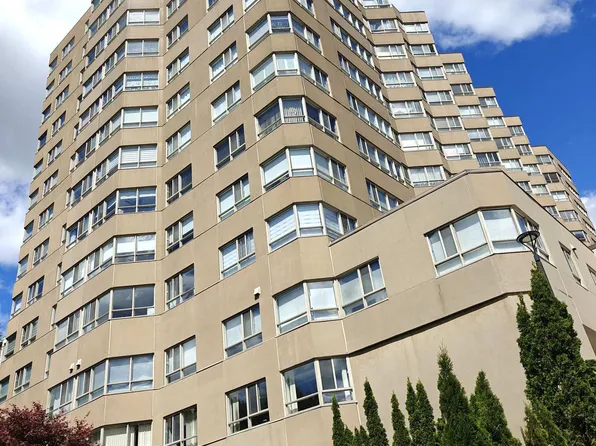 4 Park Vis #1206, Toronto, ON M4B 3M8