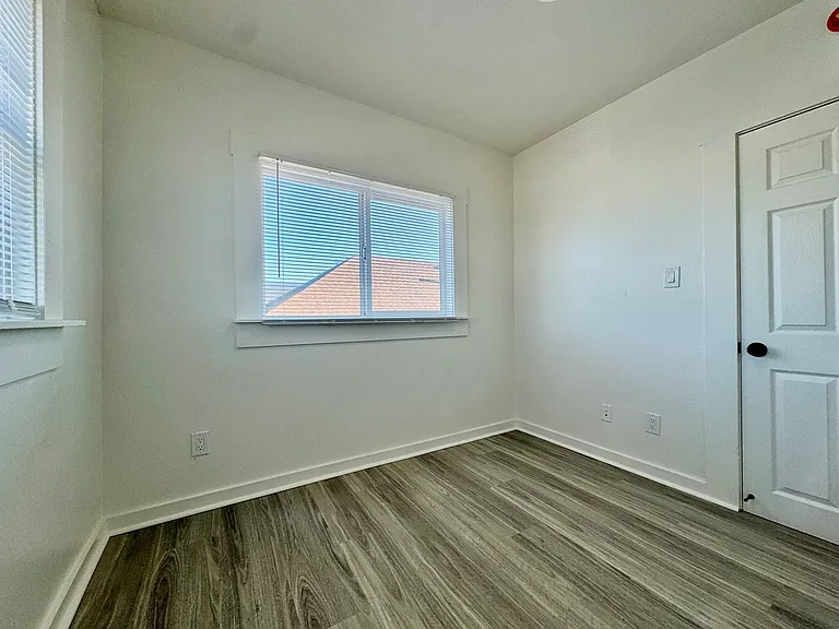 695 30th St — Photo 20