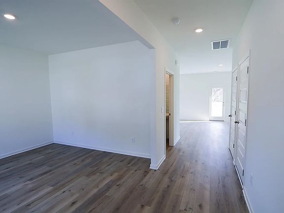 5th image of 510 Boxwood Bnd