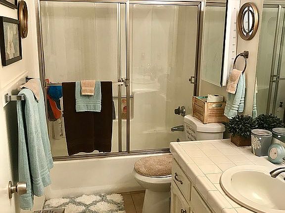 Main bathroom 