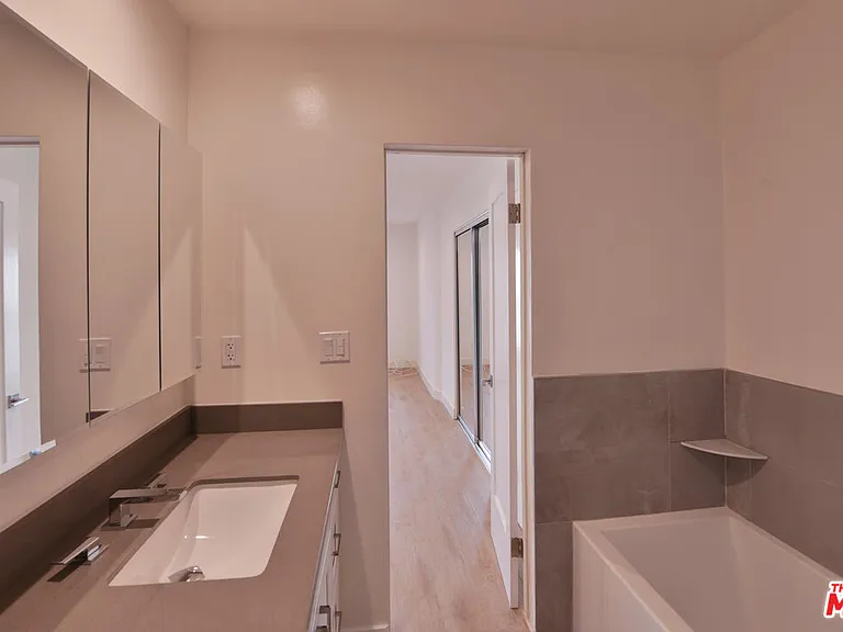 136 S Palm Dr #203 — Photo 10