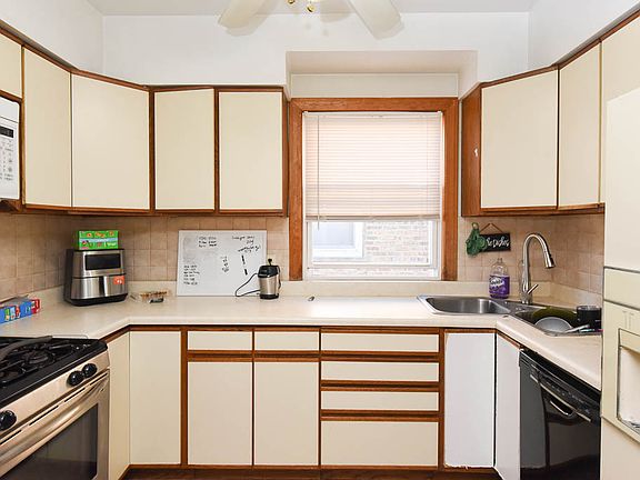 3rd image of 4254 N Marmora Ave Unit 3