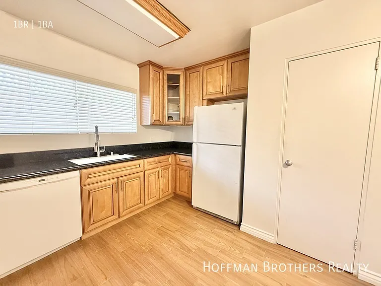 4860 Van Noord Ave — Photo 3