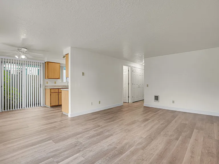 Carlton Square Apartments — Photo 18