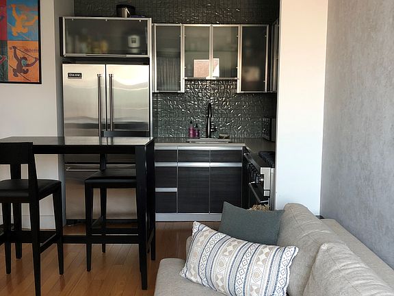 5th image of 10-50 Jackson Ave #2E