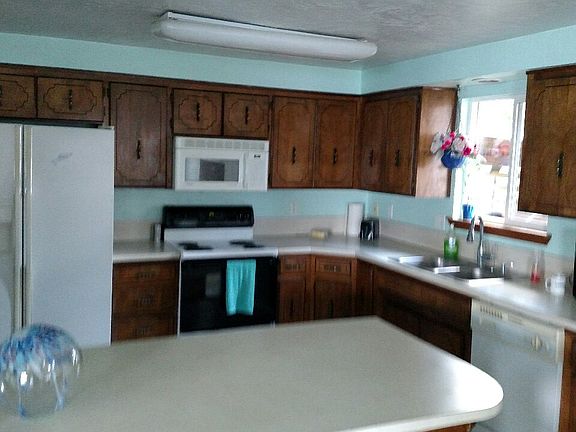 4th image of 110 E Weymouth Pl