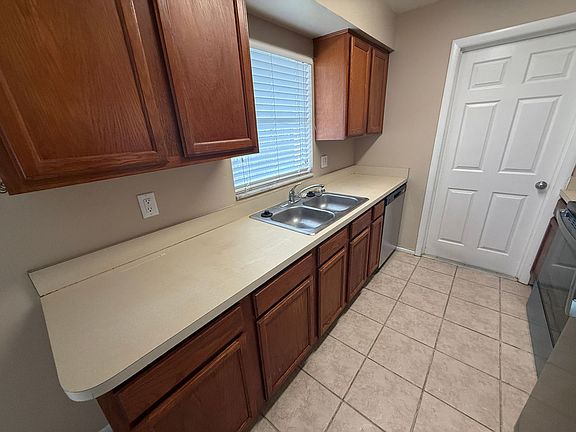 4th image of 423 Longwood Cir