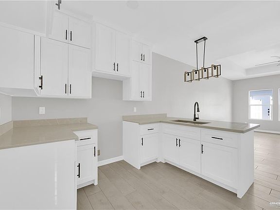 3rd image of 909 W 13th St #1