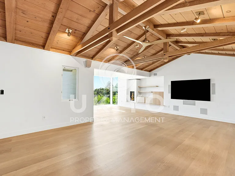133 Hilltop Cres — Photo 3