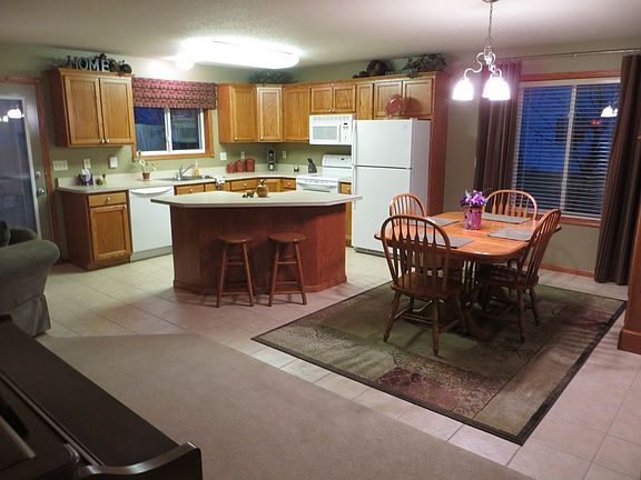 Kitchen & Dining