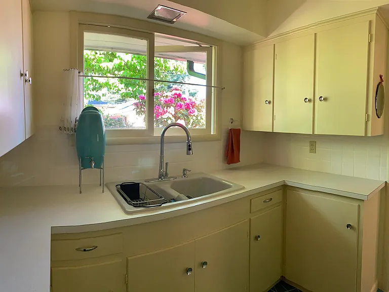 406 SW Thomas St #406 — Photo 8