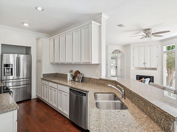 5th image of 1003 Island Park Cir