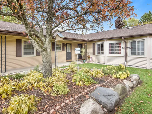 7486 Pinegrove Dr, Jenison, MI 49428